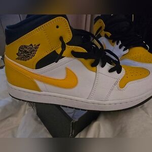 Jordan 1 mid